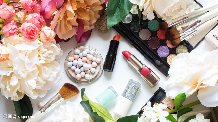 唯美彩妝的藝術(shù)陳列 網(wǎng)絡(luò)技術(shù)咨詢服務(wù)的融合創(chuàng)新